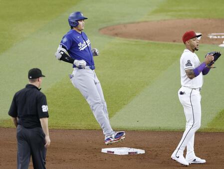 ３回、二塁打を放った大谷（共同）