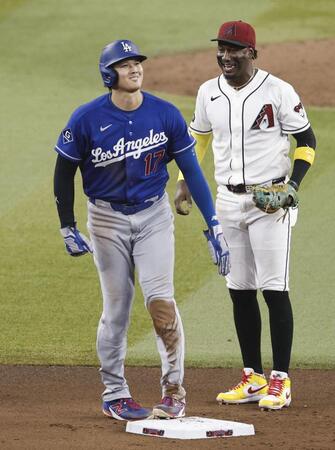 ８回、フリーマンの一ゴロで二塁を狙うがタッチアウトになり、苦笑いの大谷。遊撃手ペルドモ（共同）