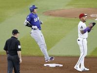 ３回、二塁打を放った大谷（共同）