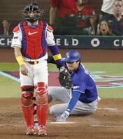 ３回、フリーマンの三ゴロで先制の生還を果たした三走大谷（共同）
