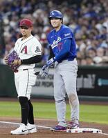５回、中前打を放ち塁上で笑顔の大谷（共同）