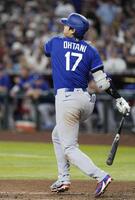 ５回、中前打を放つ大谷（共同）
