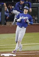 ５回、中前打を放った大谷（共同）
