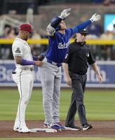 ３回、二塁打を放ちポーズをとる大谷。二塁手マルテ（左）にちょっかいを出された（共同）