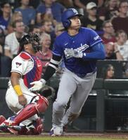 ５回、中前打を放った大谷（ＡＰ＝共同）