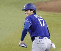 ３回、二塁打を放ち笑顔の大谷（共同）