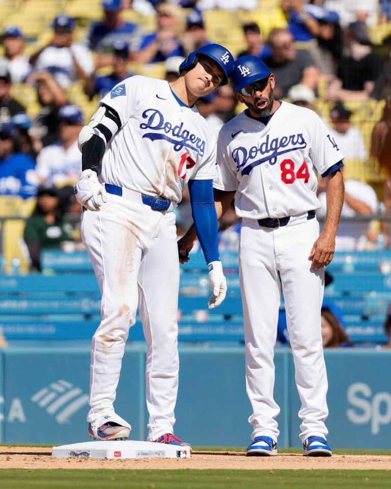 　８回、右前打で出塁したドジャース・大谷（左）＝共同