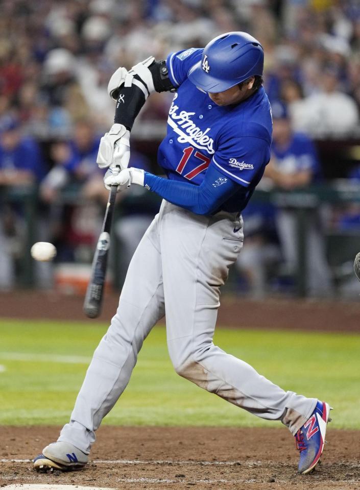 ５回、中前打を放つ大谷（共同）