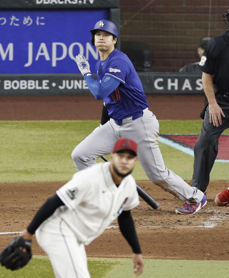 ５回、中前打を放つ大谷（共同）
