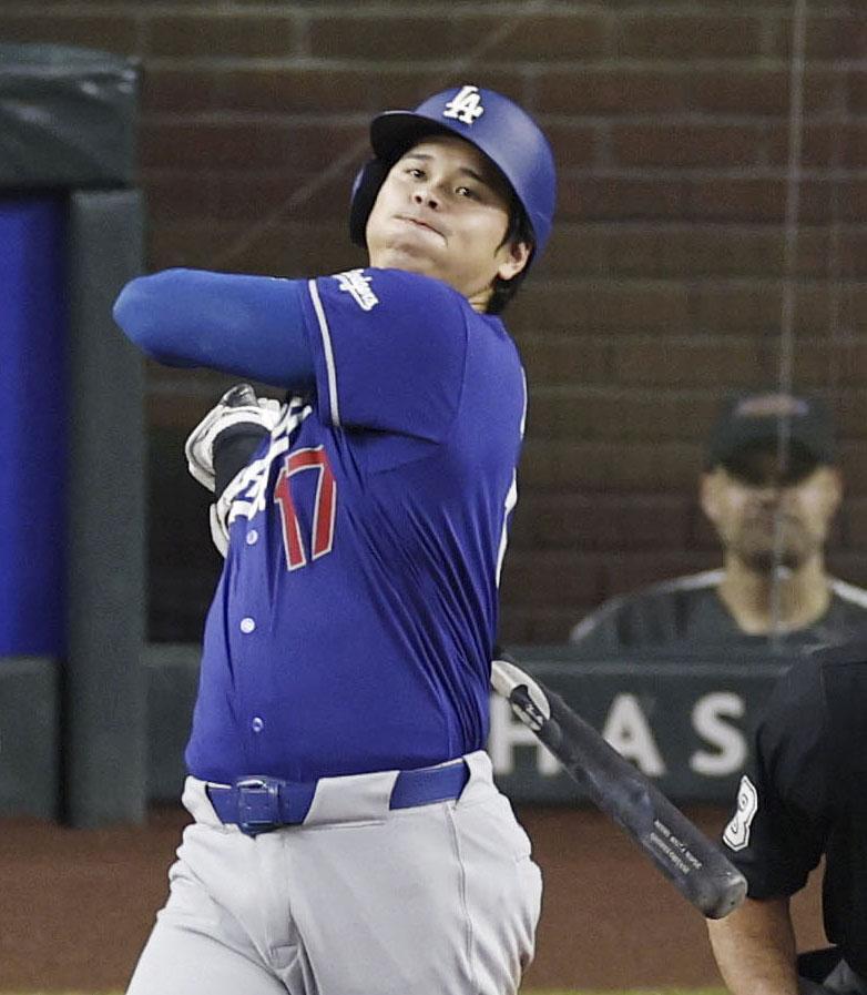 ５回、中前打を放つ大谷（共同）