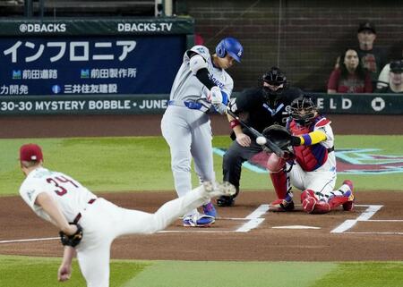 １回、二塁打を放つ大谷（共同）