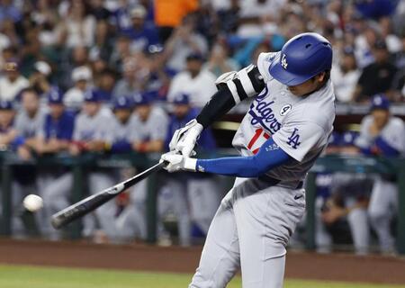 １回、二塁打を放つ大谷（共同）