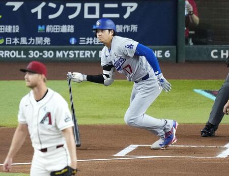 １回、二塁打を放つ大谷（共同）