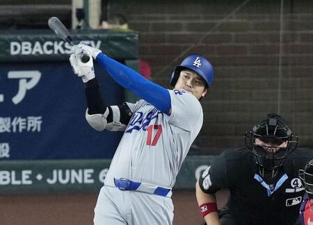 １回、二塁打を放つ大谷（共同）