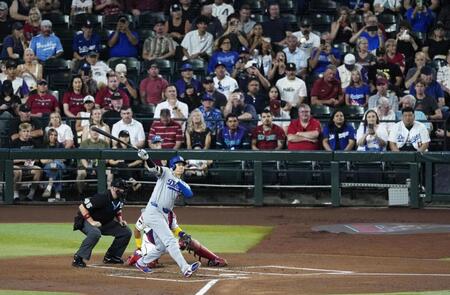 ２回、２点三塁打を放つ大谷（共同）