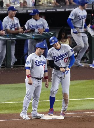 ７回、申告敬遠で出塁した大谷（右）＝共同