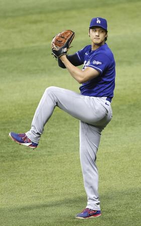 試合前に調整する大谷（共同）