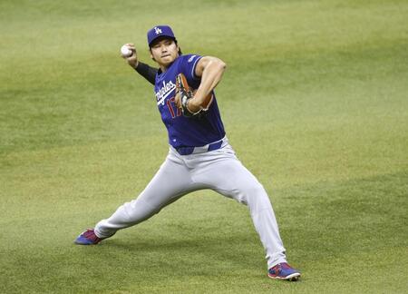 試合前に調整する大谷（共同）
