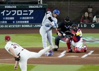 １回、二塁打を放つ大谷（共同）