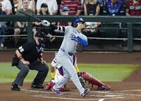 ２回、２点三塁打を放つ大谷（共同）