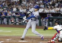 ２回、２点三塁打を放つ大谷（共同）