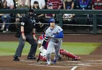 ２回、２点三塁打を放つ大谷（共同）