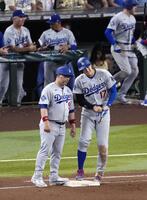 ７回、申告敬遠で出塁した大谷（右）＝共同