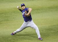 試合前に調整する大谷（共同）