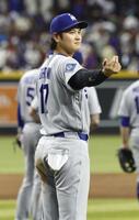 勝利し、グラウンドに出た大谷（共同）