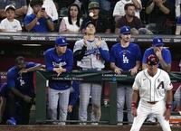 ９回、ベンチでボールを放る大谷（中央）＝共同