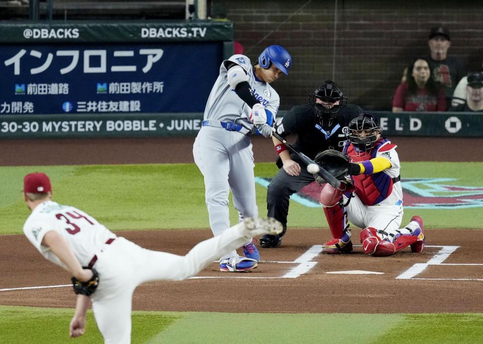 １回、二塁打を放つ大谷（共同）