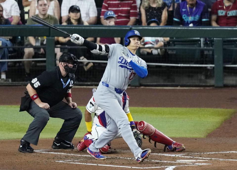 ２回、２点三塁打を放つ大谷（共同）