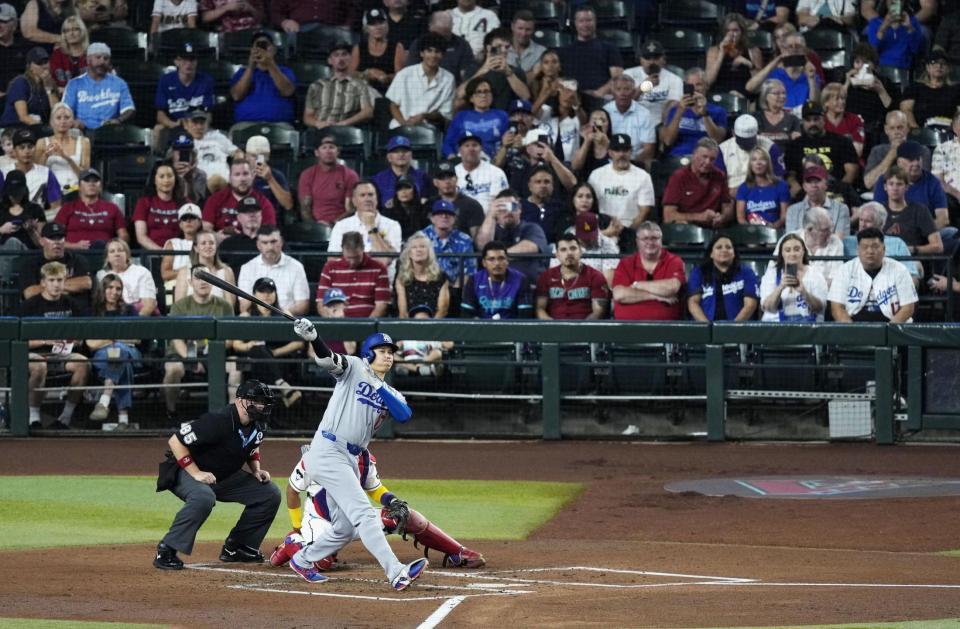２回、２点三塁打を放つ大谷（共同）