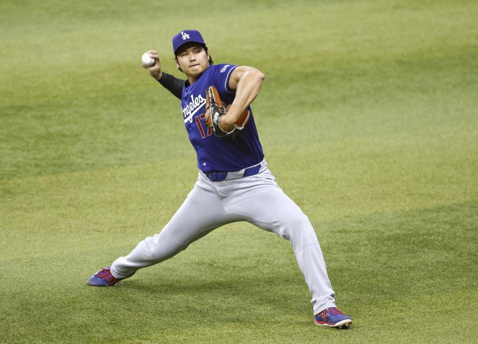 試合前に調整する大谷（共同）