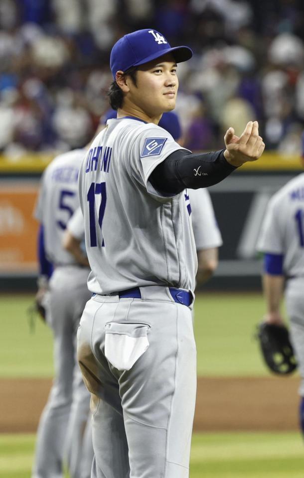 勝利し、グラウンドに出た大谷（共同）