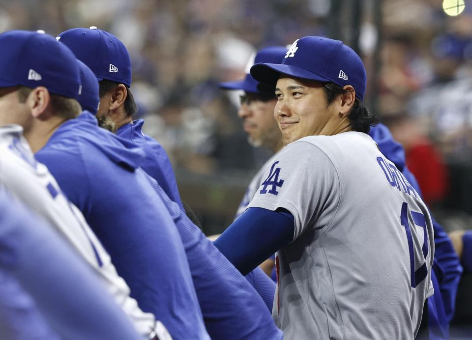 ９回、ベンチで笑顔の大谷（共同）