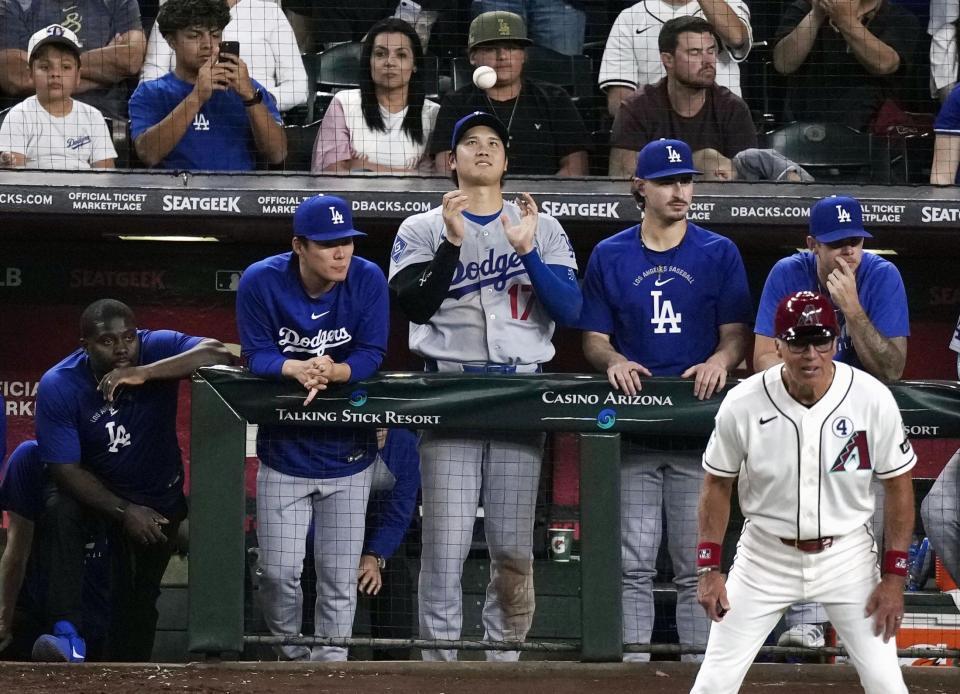 ９回、ベンチでボールを放る大谷（中央）＝共同