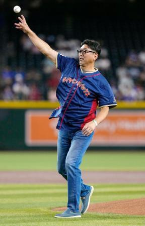 　ダイヤモンドバックス-ドジャース戦で始球式を務める斎藤隆さん＝フェニックス（共同）