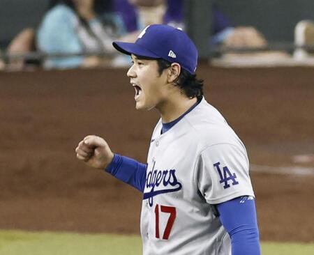 ６回、キャロルを併殺打に打ち取り、ガッツポーズする大谷（共同）