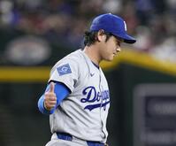 ５回、ワルドシュミットを見逃し三振に仕留め、ポーズをとる大谷（共同）