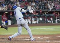 ９回、バットを折りながら右前打を放つ大谷（共同）