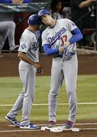３回、四球で出塁した大谷（共同）