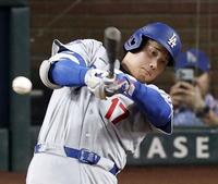 ６回、右前打を放つ大谷（共同）