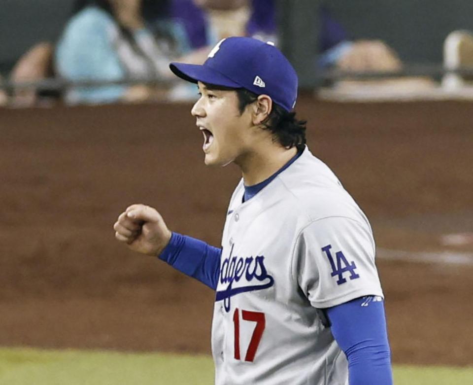 ６回、キャロルを併殺打に打ち取り、ガッツポーズする大谷（共同）