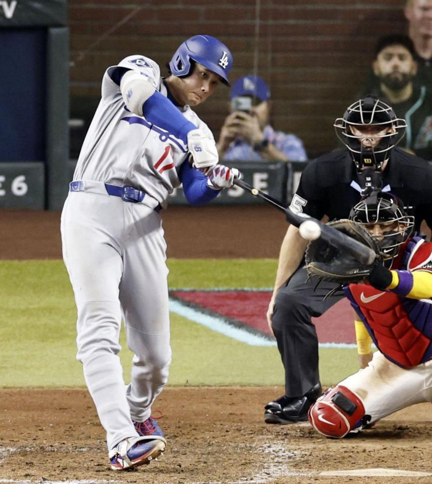 ６回、右前打を放つ大谷（共同）