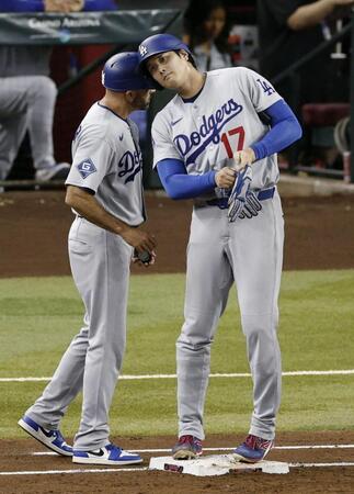 ３回、四球で出塁した大谷（共同）
