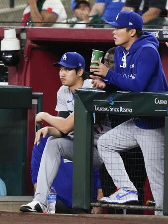 　先発メンバーを外れ、ベンチで控えるドジャース・大谷。右は山本＝フェニックス（共同）