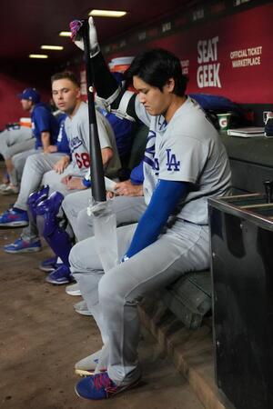 ９回、代打の準備をする大谷 (提供・AP/アフロ)