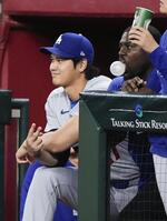 　先発メンバーを外れ、ベンチで控えるドジャース・大谷＝フェニックス（共同）