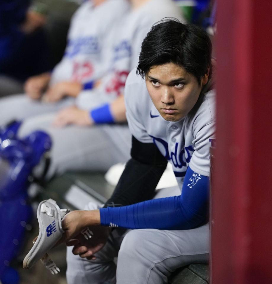 　ダイヤモンドバックス戦の９回、準備する大谷。この試合出番はなく、ドジャースはサヨナラ負けした＝フェニックス（共同）